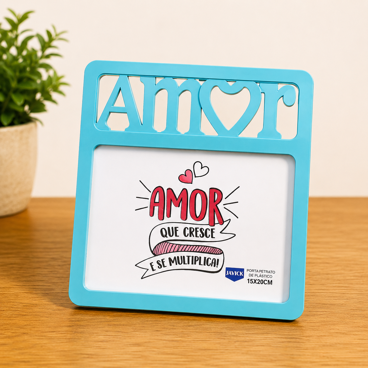 Porta retrato azul com a palavra 'AMOR' recortada, contendo uma ilustração colorida com a frase 'AMOR QUE CRESCE E SE MULTIPLICA'.
