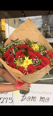 Buquê com 18 Rosas Completo