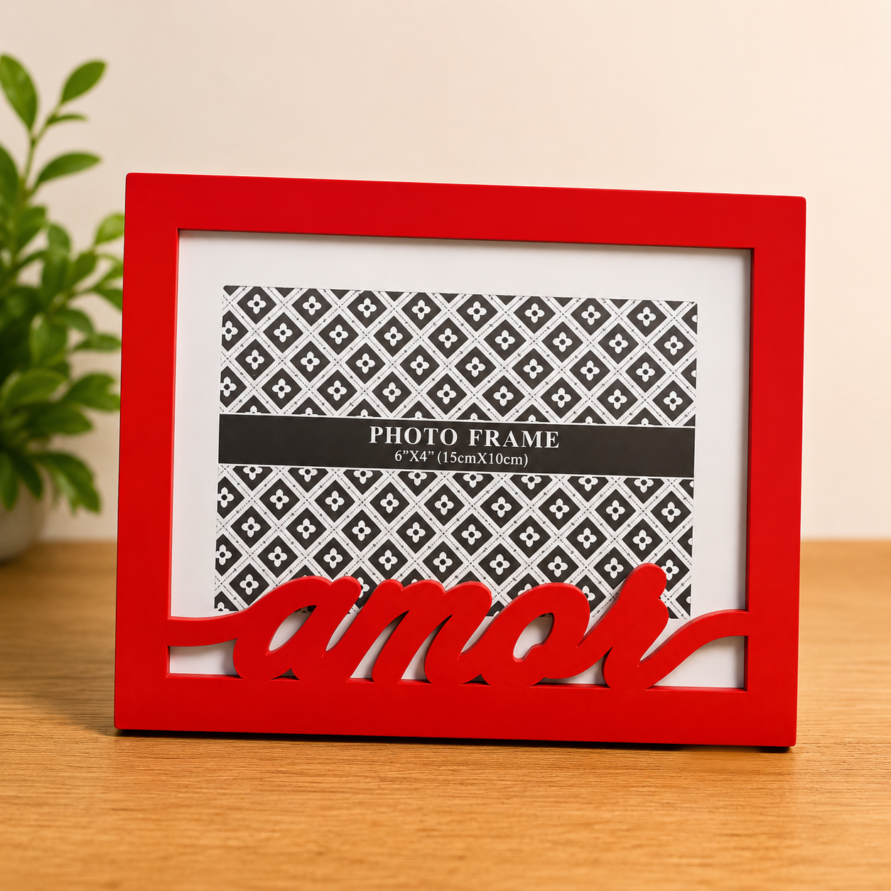 Porta-retrato vermelho com a palavra 'amor' em destaque, moldura branca e fundo com padrão preto e branco.