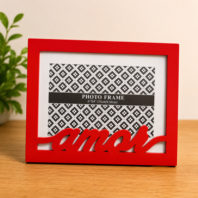 Porta-retrato vermelho com a palavra 'amor' em destaque, moldura branca e fundo com padrão preto e branco.