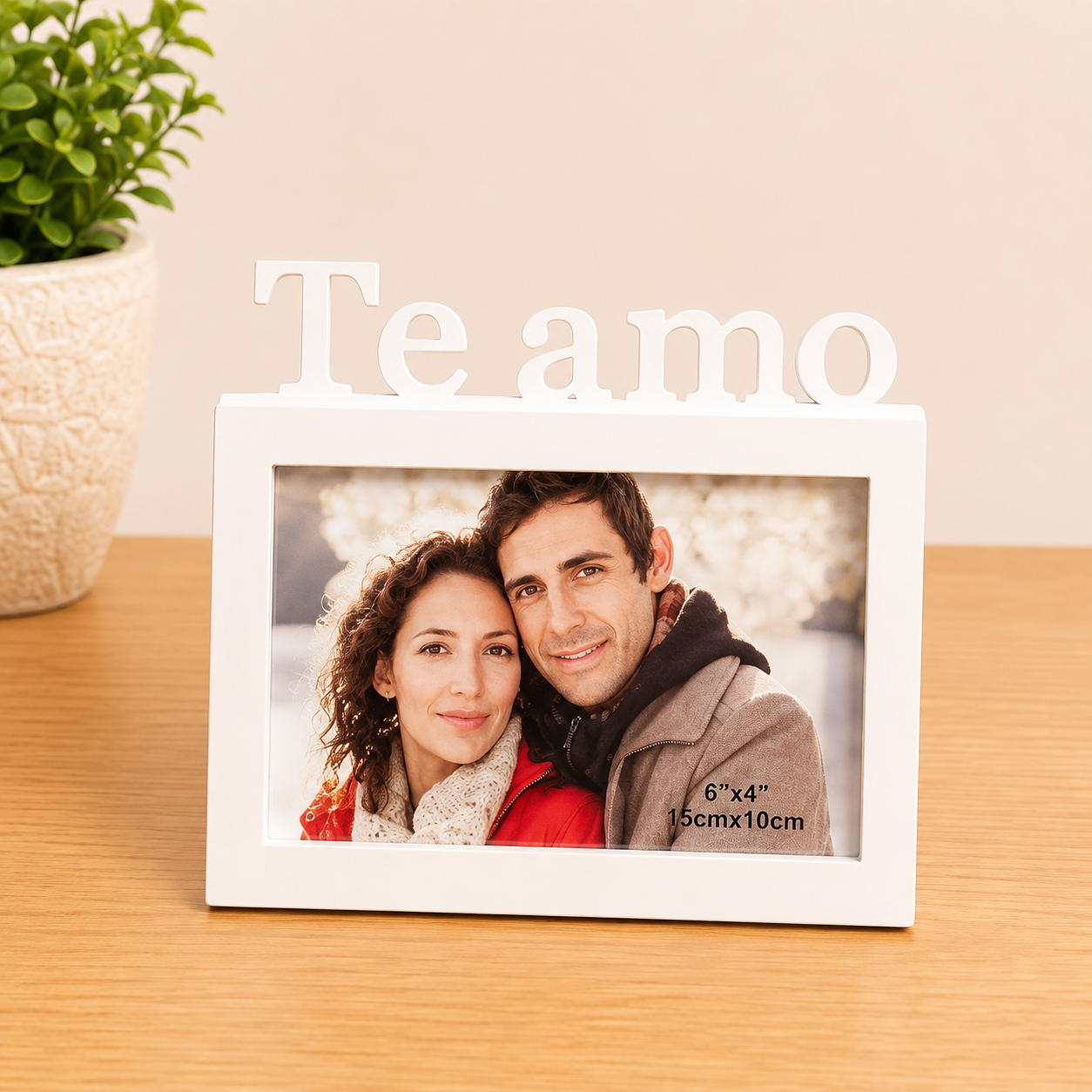 Porta retrato 3D branco com a frase Te amo, exibindo foto de casal em ambiente claro e natural.