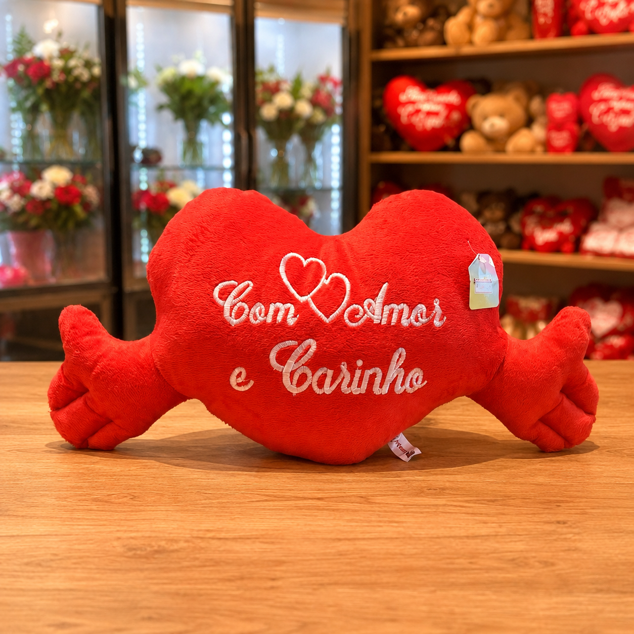 Almofada de Coração com Braços Com Amor e Carinho
